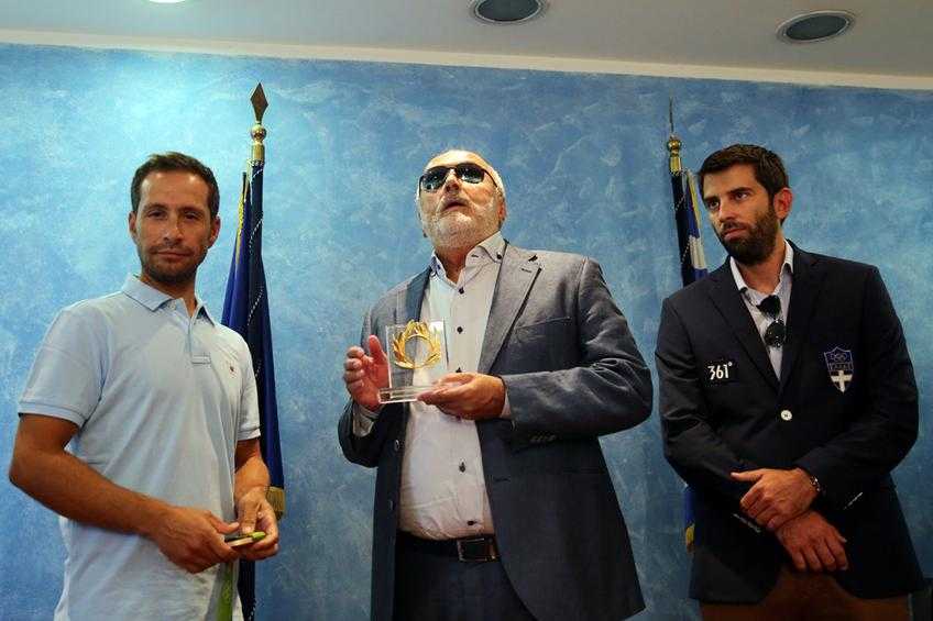 Ο υπουργός  Εσωτερικών και Διοικητικής Ανασυγκρότησης Παναγιώτης Κουρουμπλής (Κ) με τον Ολυμπιονίκη και υπάλληλο του ΥΠ.ΕΣ.Δ.Α. Παναγιώτη Μαντή (Α) που κατέκτησε το χάλκινο μετάλλιο στο αγώνισμα της Ιστιοπλοΐας στους Ολυμπιακούς Αγώνες του Ρίο, καθώς και τον προπονητή του και υπάλληλο της Αποκεντρωμένης Διοίκησης Αιγαίου Γεράσιμο Ωρολογά (Δ), προκειμένου να τους απονείμουν  τιμητικές πλακέτες, σε αίθουσα του  Υπουργείου Εσωτερικών και Διοικητικής Ανασυγκρότησης, Τρίτη 23 Αυγούστου 2016. ΑΠΕ-ΜΠΕ/ΑΠΕ-ΜΠΕ/ΑΛΕΞΑΝΔΡΟΣ ΒΛΑΧΟΣ