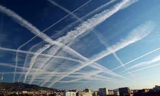 Τι ήθελα και μίλησα χθες το βράδυ για ψεκασμούς κι ότι σταμάτησαν να μας ψεκάζουν???? Δεν δάγκωνα καλύτερα την γλώσσα μου??? Ξυπνάω το πρωί και τι να δω που ήθελα να σας φωτογραφίσω τον καθαρό ουρανό απο την Ακρόπολη?.... τίγκα στα ψεκαστικά ο ουρανός...όχι αγάπες μου δεν έχουμε συννεφιά σήμερα, κανονικά έπρεπε να είχαμε υπέρλαμπρο ήλιο..μας ψεκάζουν απο τα χαράματα που κακόχρονο νάχουν τα τέρατα ... δεν μπορώ να πιστέψω πως δεν αντιδρά κανείς... εμένα βεβαια με αποκαλούν συνομοσιολόγο και βλαμμένη...χέστηκα για το τι λένε οι μαλάκες που έχουν iq ραδικιού ή πληρώνονται για να μη βγαίνουν έξω αλήθειες... Ω, ΝΑΙ ΜΑΣ ΨΕΚΑΖΟΥΝ!! Να δείτε σκόνη -ταχα μου απο Αφρική- στα μπαλκόνια σας απο αυριο...να δείτε κόπωση και πονοκεφάλους...και τσούξιμο στα μάτια...ΞΥΠΝΗΣΤΕ ΡΕ!!!!