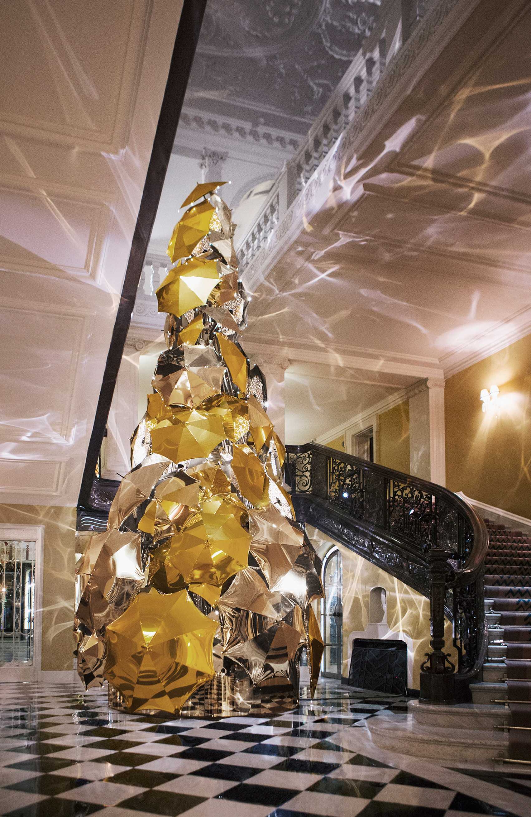 jony-ive-marc-newson-design-christmas-tree-claridges-hotel-london-uk-news_dezeen_1704_col_2