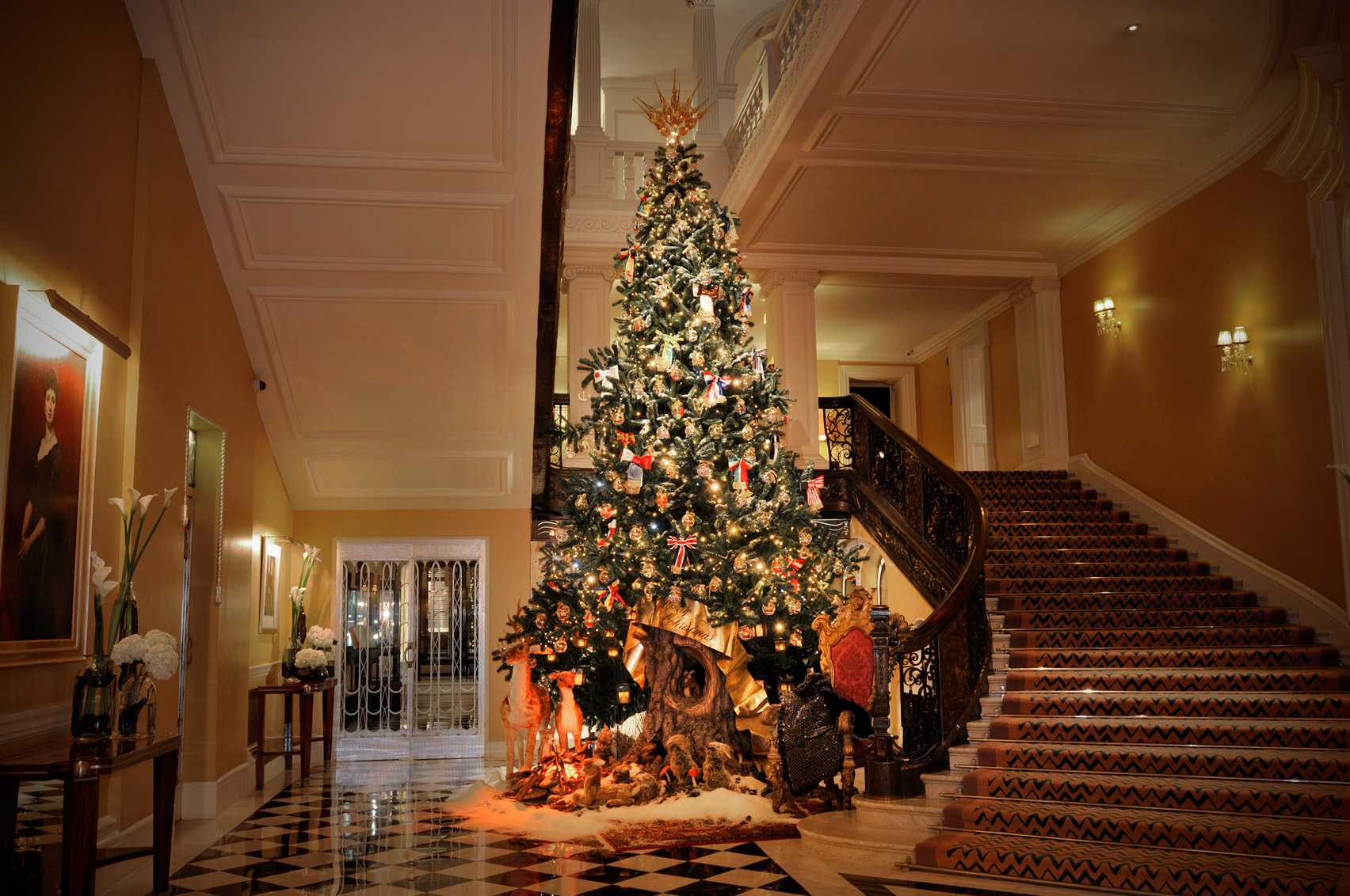 jony-ive-marc-newson-design-christmas-tree-claridges-hotel-london-uk-news_dezeen_1704_col_5
