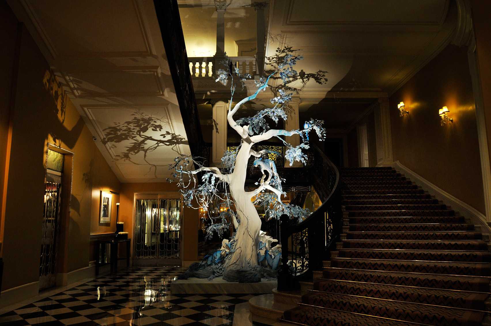 jony-ive-marc-newson-design-christmas-tree-claridges-hotel-london-uk-news_dezeen_1704_col_7