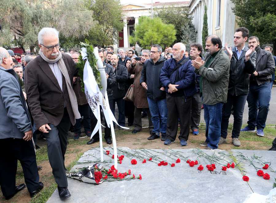 Ο υπουργός Παιδείας, Έρευνας και Θρησκευμάτων Κωνσταντίνος Γαβρόγλου καταθέτει στεφάνι στο Μνημείο του Πολυτεχνείου , Τετάρτη 16 Νοεμβρίου 2016. Συνεχίζονται για δεύτερη ημέρα οι εκδηλώσεις τον εορτασμό των 43 χρόνων από την εξέγερση του Πολυτεχνείου. ΑΠΕ-ΜΠΕ/ΑΠΕ-ΜΠΕ/Παντελής Σαίτας
