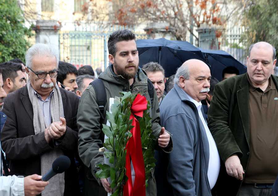 Ο γραμματέας της Νεολαίας του ΣΥΡΙΖΑ Ιάσονας Σχινάς - Παπαδόπουλος (2Α) καταθέτει στεφάνι στο Μνημείο του Πολυτεχνείου πλαισιωμένος από τον πρόεδρο της Βουλής Νίκο Βούτση (2Δ) , τον υπουργό Παιδείας, Έρευνας και Θρησκευμάτων Κωνσταντίνο Γαβρόγλου (Α) και τον Νίκο Φίλη (Δ) , Τετάρτη 16 Νοεμβρίου 2016. Συνεχίζονται για δεύτερη ημέρα οι εκδηλώσεις τον εορτασμό των 43 χρόνων από την εξέγερση του Πολυτεχνείου. ΑΠΕ-ΜΠΕ/ΑΠΕ-ΜΠΕ/Παντελής Σαίτας