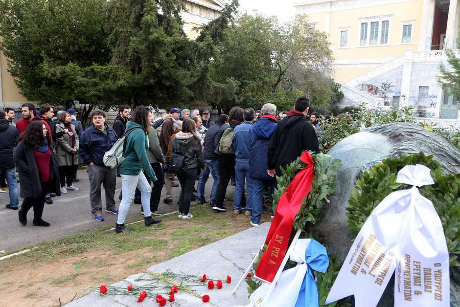 Αντεγκλήσεις ανάμεσα σε μέλη του ΣΥΡΙΖΑ και φοιτητές σημειώθηκαν μετά την κατάθεση των στεφανιών στο Μνημείο του Πολυτεχνείου , Τετάρτη 16 Νοεμβρίου 2016. Συνεχίζονται για δεύτερη ημέρα οι εκδηλώσεις τον εορτασμό των 43 χρόνων από την εξέγερση του Πολυτεχνείου. ΑΠΕ-ΜΠΕ/ΑΠΕ-ΜΠΕ/Παντελής Σαίτας
