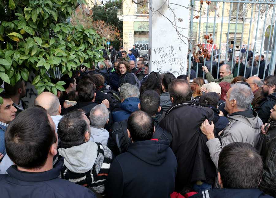 Αντεγκλήσεις ανάμεσα σε μέλη του ΣΥΡΙΖΑ και φοιτητές σημειώθηκαν μετά την κατάθεση των στεφανιών στο Μνημείο του Πολυτεχνείου , Τετάρτη 16 Νοεμβρίου 2016. Συνεχίζονται για δεύτερη ημέρα οι εκδηλώσεις τον εορτασμό των 43 χρόνων από την εξέγερση του Πολυτεχνείου. ΑΠΕ-ΜΠΕ/ΑΠΕ-ΜΠΕ/Παντελής Σαίτας