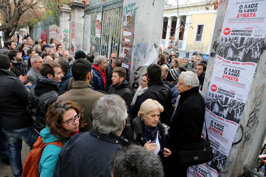 Αντεγκλήσεις ανάμεσα σε μέλη του ΣΥΡΙΖΑ και φοιτητές σημειώθηκαν μετά την κατάθεση των στεφανιών στο Μνημείο του Πολυτεχνείου , Τετάρτη 16 Νοεμβρίου 2016. Συνεχίζονται για δεύτερη ημέρα οι εκδηλώσεις τον εορτασμό των 43 χρόνων από την εξέγερση του Πολυτεχνείου. ΑΠΕ-ΜΠΕ/ΑΠΕ-ΜΠΕ/Παντελής Σαίτας
