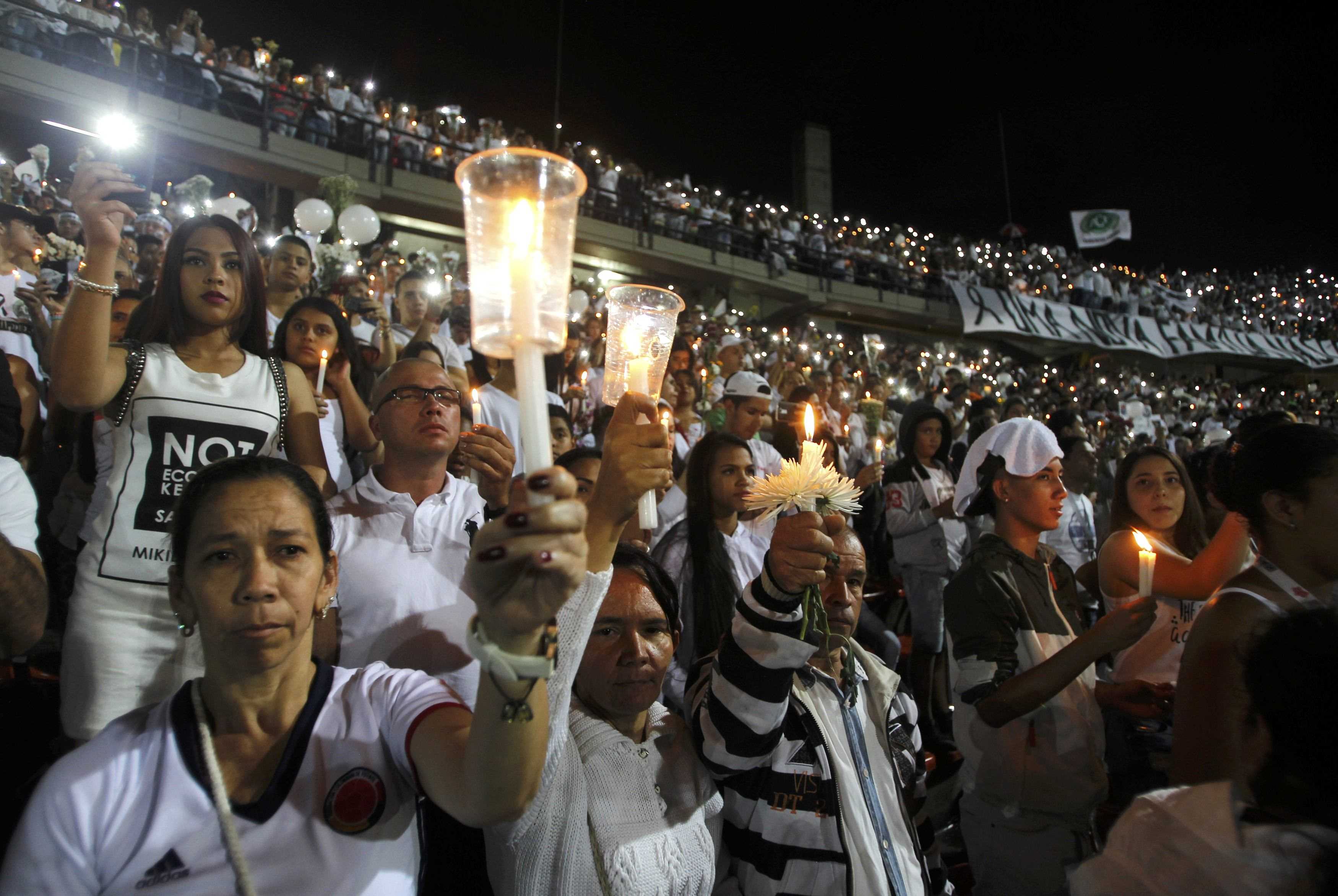 Fans of Atletico Nacional soccer club hold candles as they pay tribute to the players of Brazilian club Chapecoense killed in the recent airplane crash, in Medellin, Colombia, September 30, 2016. REUTERS/Fredy Builes