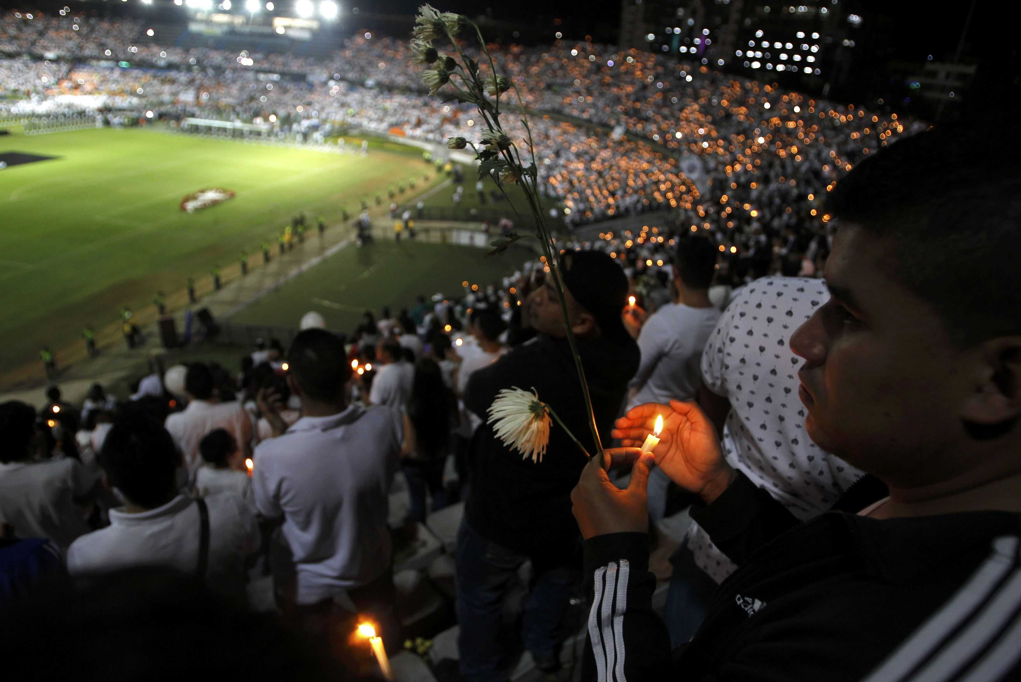 Fans of Atletico Nacional soccer club hold candles as they pay tribute to the players of Brazilian club Chapecoense killed in the recent airplane crash, in Medellin, Colombia, September 30, 2016. REUTERS/Fredy Builes