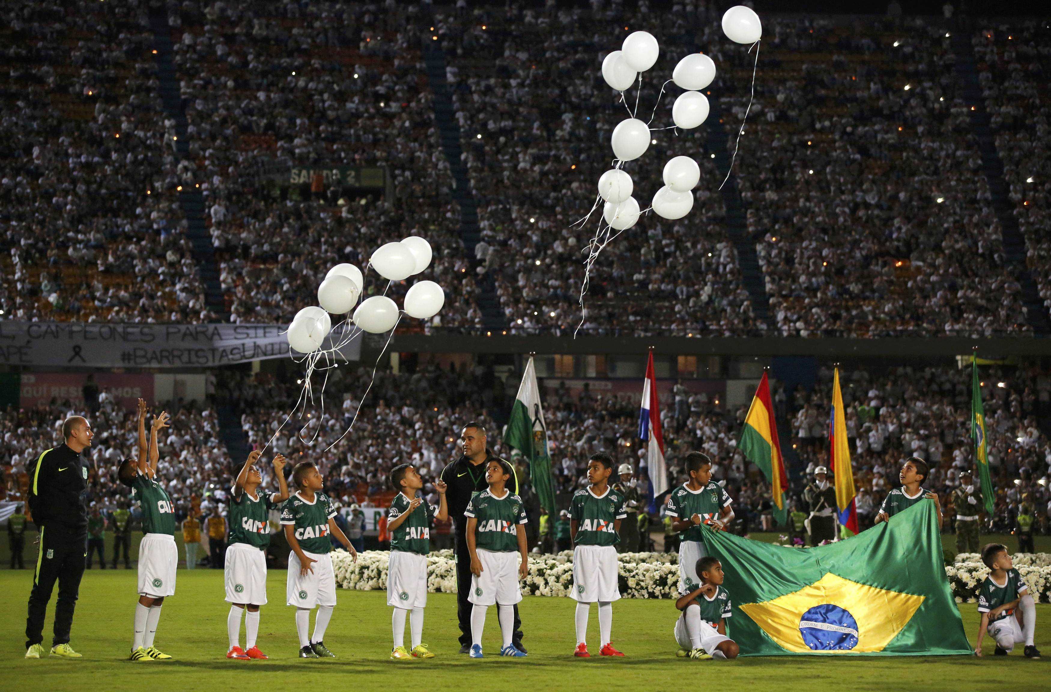Children release balloons during a tribute by the Atletico Nacional soccer club to the players of Brazilian club Chapecoense killed in the recent airplane crash, in Medellin, Colombia, September 30, 2016. REUTERS/Jaime Saldarriaga