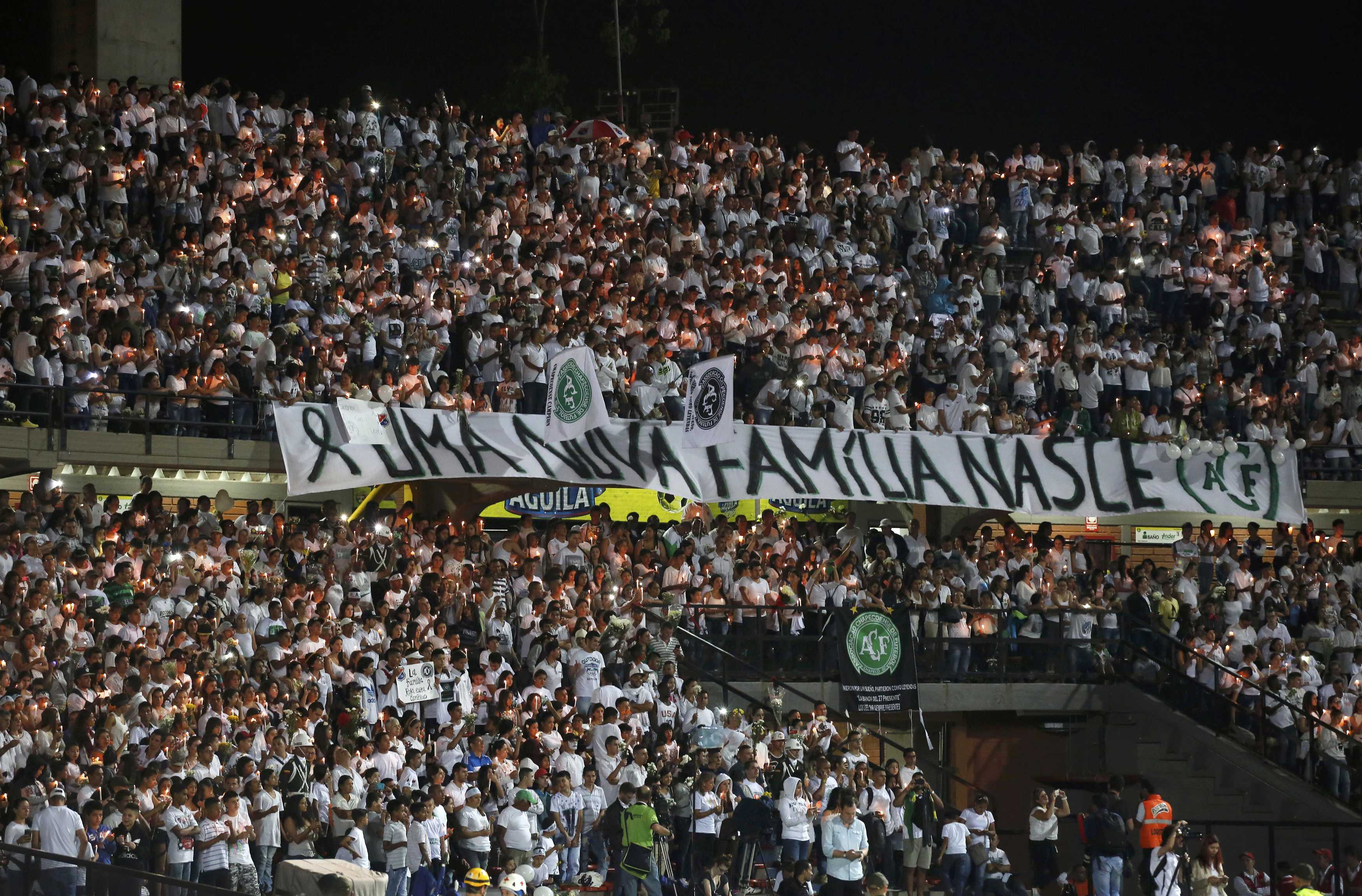 Fans of Atletico Nacional soccer club pay tribute to the players of Brazilian club Chapecoense killed in the recent airplane crash, in Medellin, Colombia, September 30, 2016. REUTERS/Jaime Saldarriaga