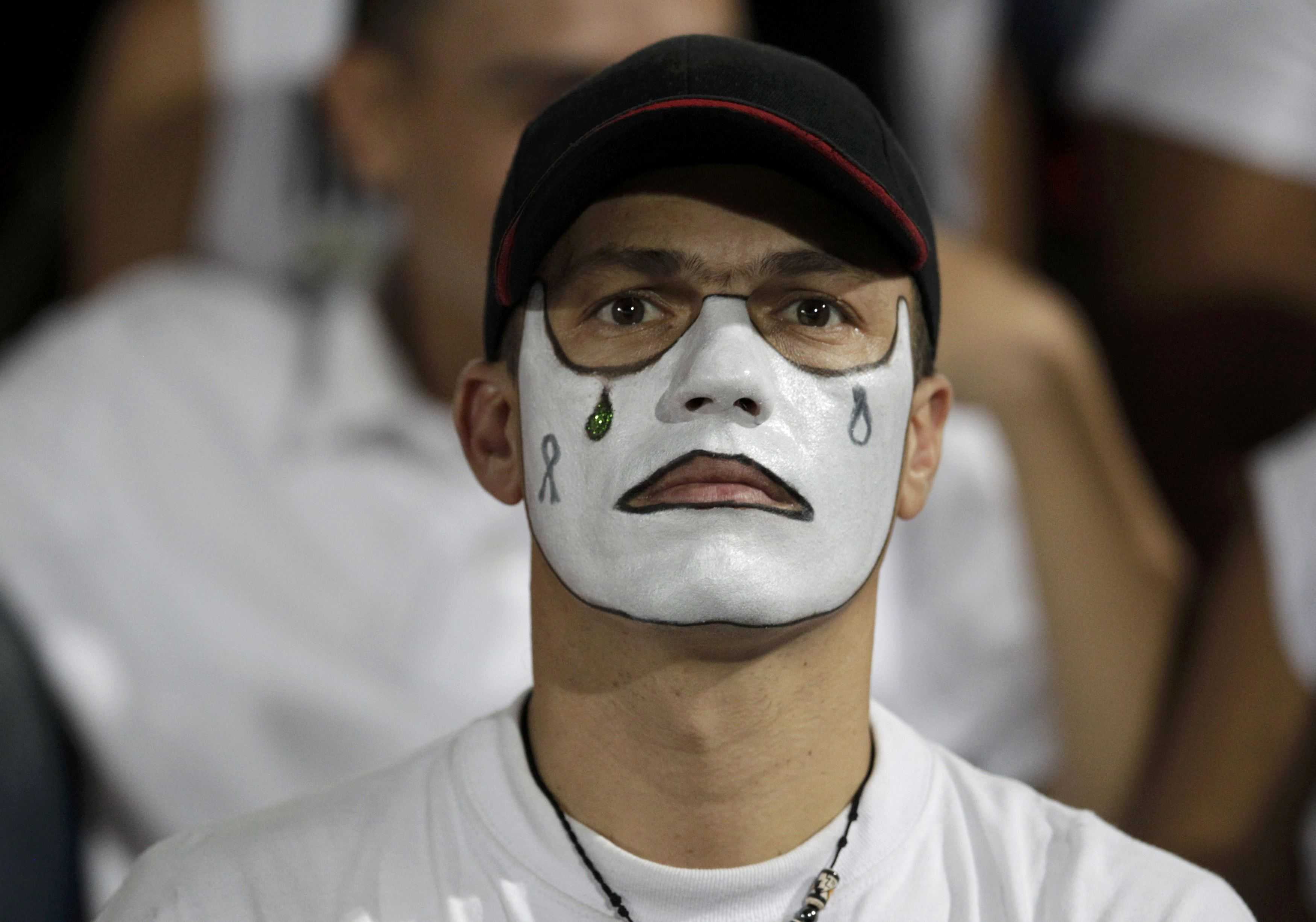 A fan of Atletico Nacional soccer club wears face paint while paying tribute to the players of Brazilian club Chapecoense killed in the recent airplane crash, in Medellin, Colombia, September 30, 2016. REUTERS/Jaime Saldarriaga