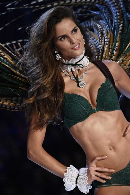 Brazilian model Izabel Goulart presents a creation during the 2016 Victoria's Secret Fashion Show at the Grand Palais in Paris on November 30, 2016. / AFP PHOTO / Martin BUREAU / RESTRICTED TO EDITORIAL USE